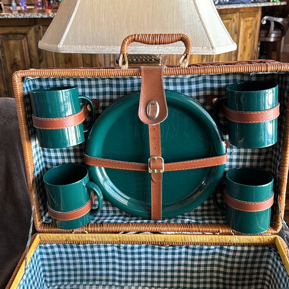 Adorable picnic basket. Approx 12” x 18” and 8” deep. Green checked liner - Picture 3 of 10